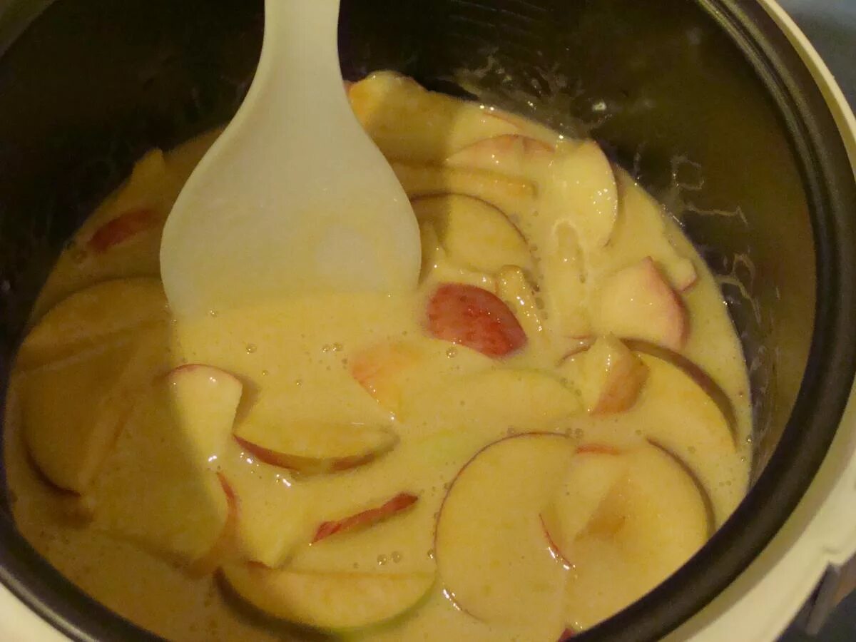 Тесто в мультиварке рецепт. Яблочная шарлотка в мультиварке. Тесто для шарлотки с яблоками. Поэтапное приготовление шарлотки. Добавить яблоки в тесто.