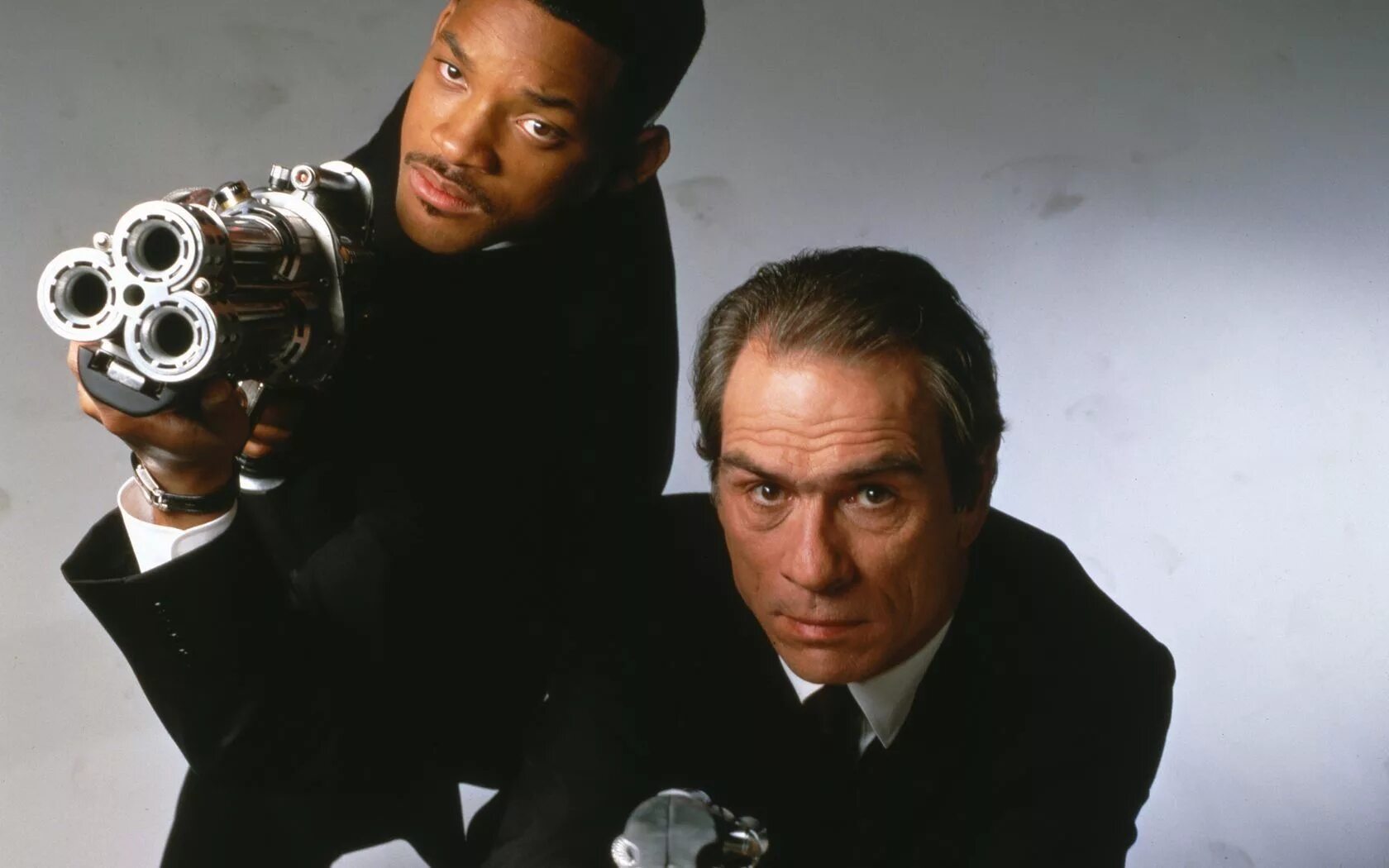 Представлена в черном. Уилл Смит MIB. Люди в черном 1997. Уилл Смит и Томми ли. Люди в черном фильм 1997.