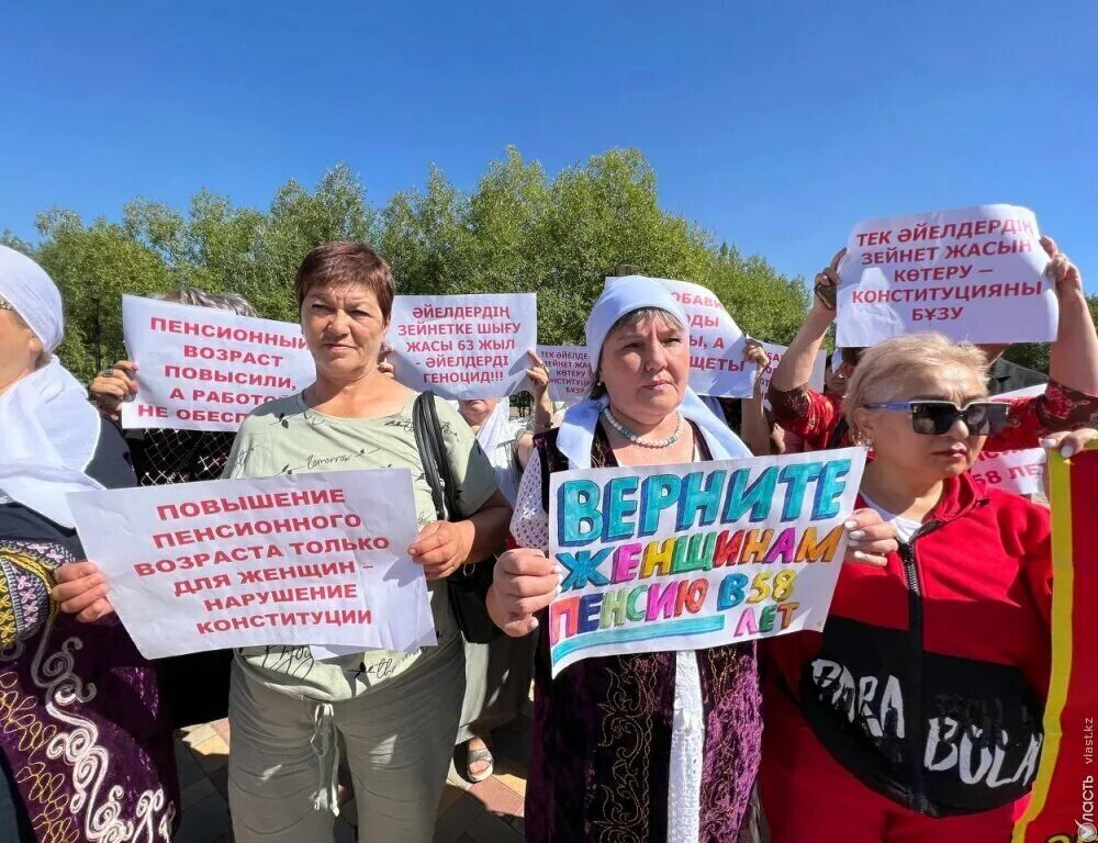 Новости о возврате пенсионного возраста на. Митинги в Казахстане. Митинг пенсия. Повышение пенсионного возраста митинг. Алматы митинг.