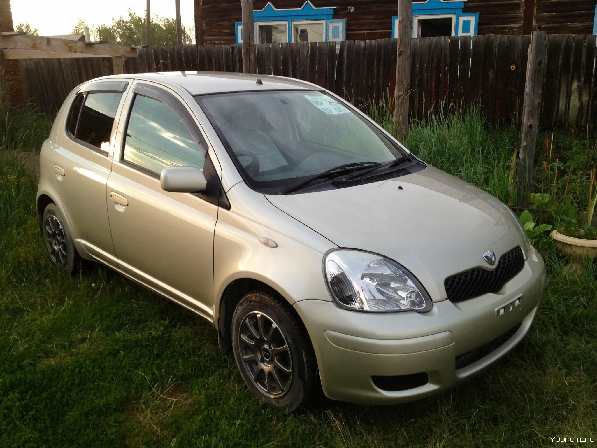 Купить витц в красноярске. Тойота Витц 2002. Toyota Vitz 2002. Тойота Витц седан 2002. Тойота Витц 2002 пятидверный.