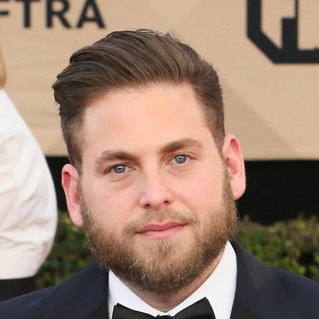 Полные лица мужчин. Jonah Hill 2023. Джона Хилл прическа. Мужские прически для полного лица. Прически для полных мужчин.