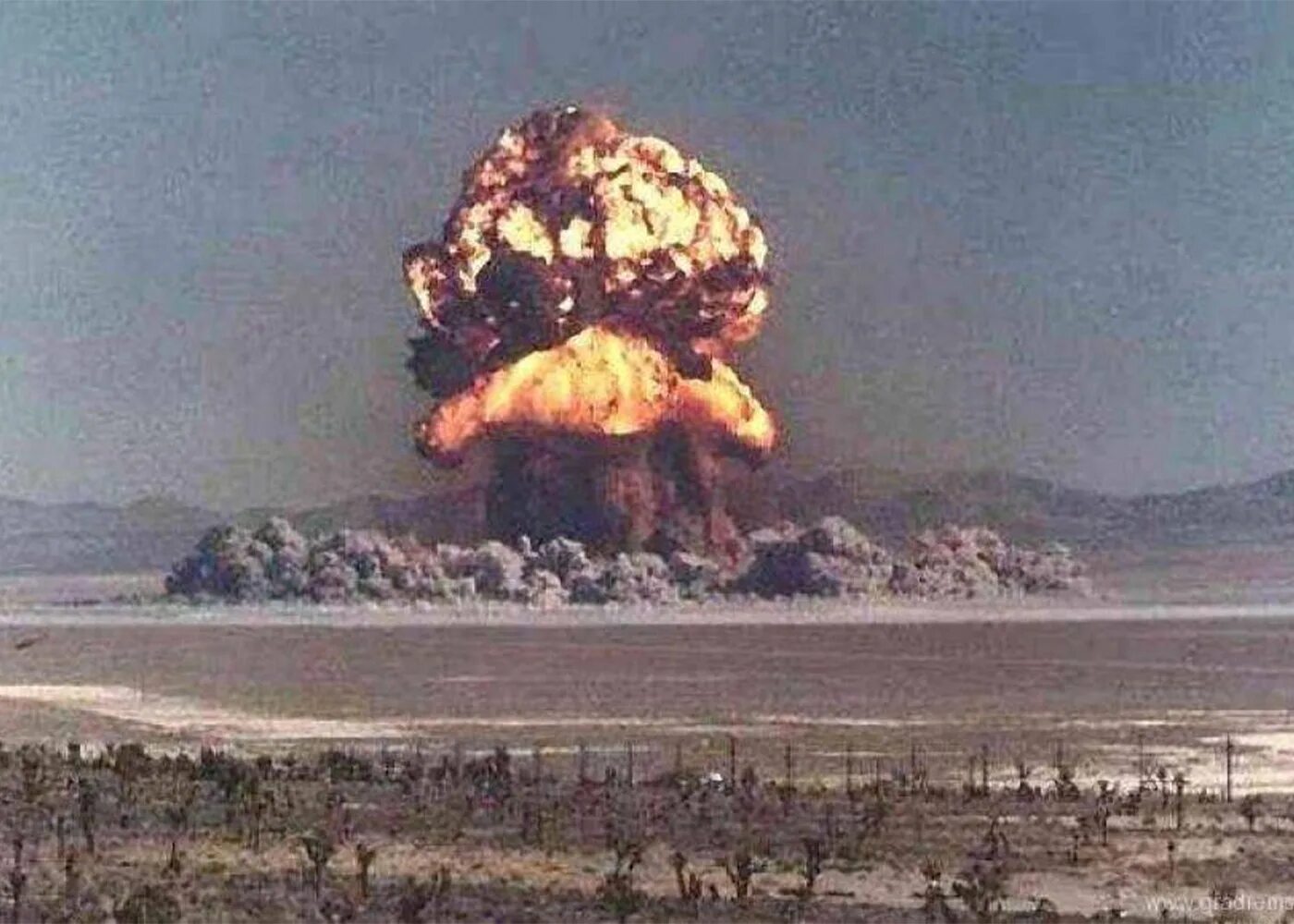 Ядерные взрывы в ссср. Испытание ядерного оружия в 1949 в Семипалатинске. Взрыв атомной бомбы в Семипалатинске в 1949. Семипалатинский полигон взрыв. Испытания ядерного оружия в СССР В Семипалатинске.