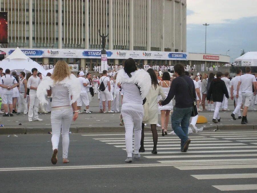 акция белый цветок марфо мариинская. новогодняя вечеринка. смешной коллектив. белые на акциях blm. праздники белых людей.