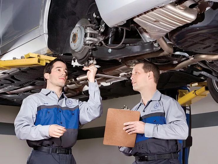 Mercedes service. Auto Repair Inspection. Автомеханик меняет тормозную жидкость. Vehicle Inspection and Repair.