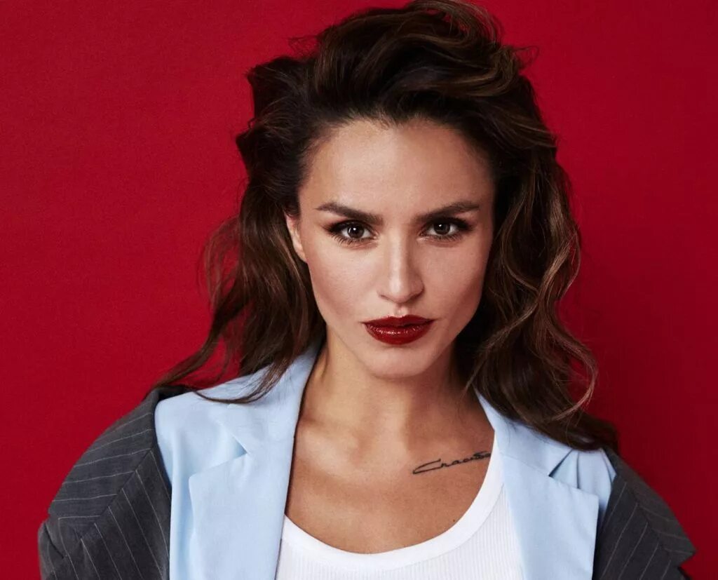 Настоящее имя певицы зиверт. Юлия дмитриевна зиверт. Юлия zivert. Юлия зиверт певица. Zivert (юлия зиверт).