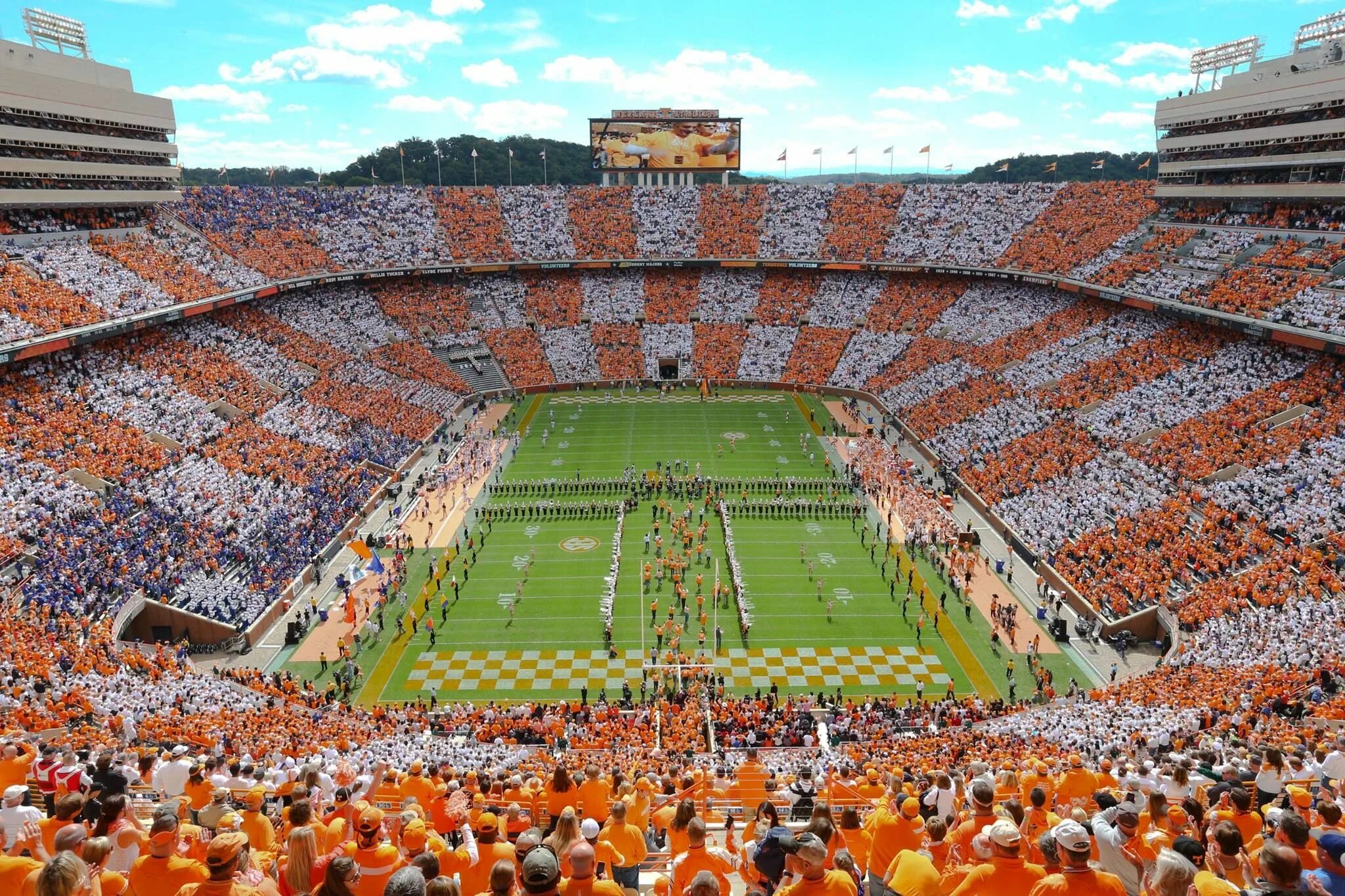 Самый большой по вместимости стадион в мире. Нейланд-Стэдиум. University of Tennessee Knoxville. Stadium Door Branding. The boy goes to the Stadium.