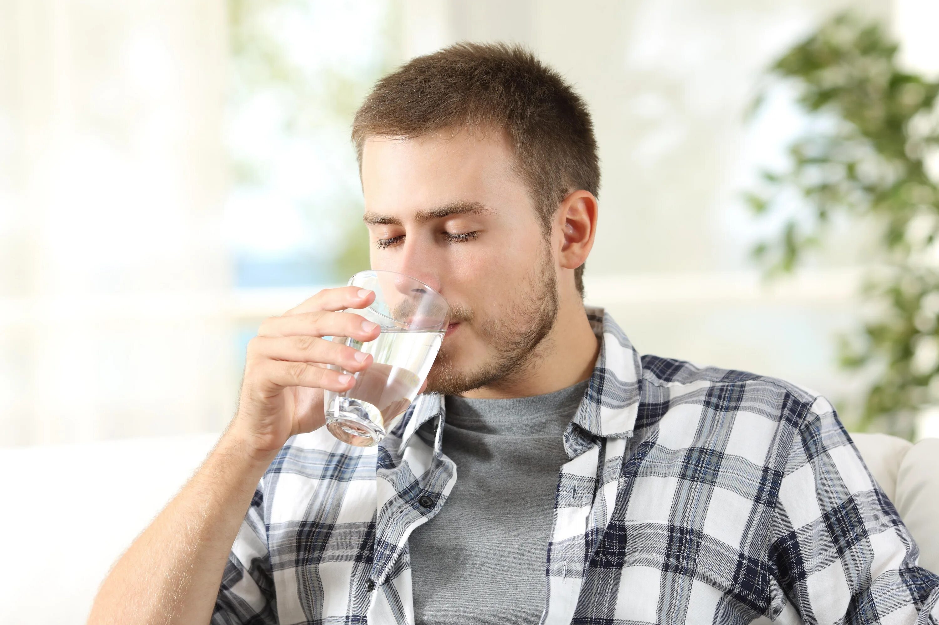 Омегу пьют мужчины. Man drinking. Мужчина пьет из стакана. Мужчина пьет воду из стакана. Человек пьет из стакана сидя.