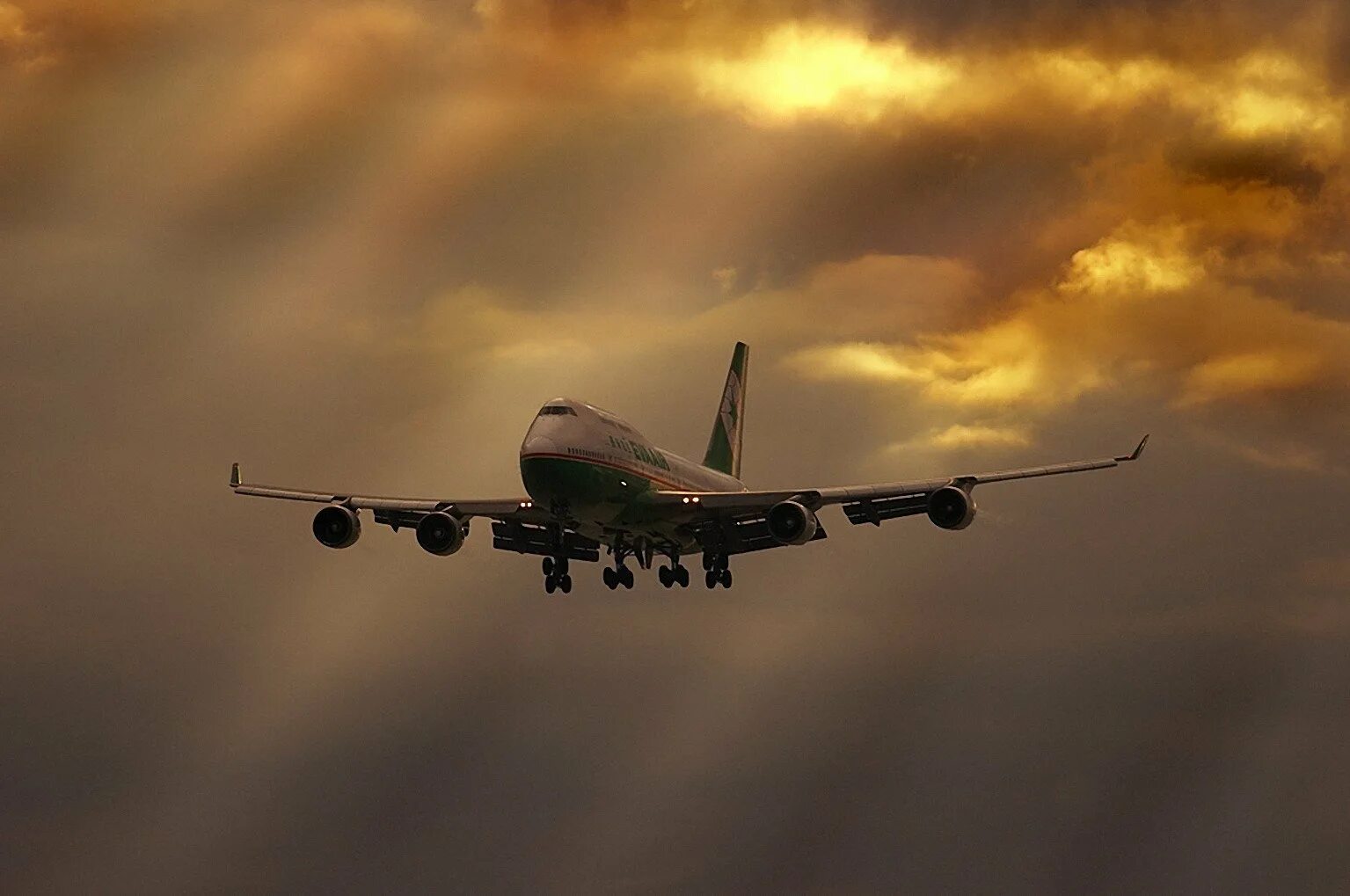 Боинг в небе. Боинг 747 взлет. боинг 747 взлетает. авиакрушения боинг 747. взлёт боинг-747 airbridgecargo.