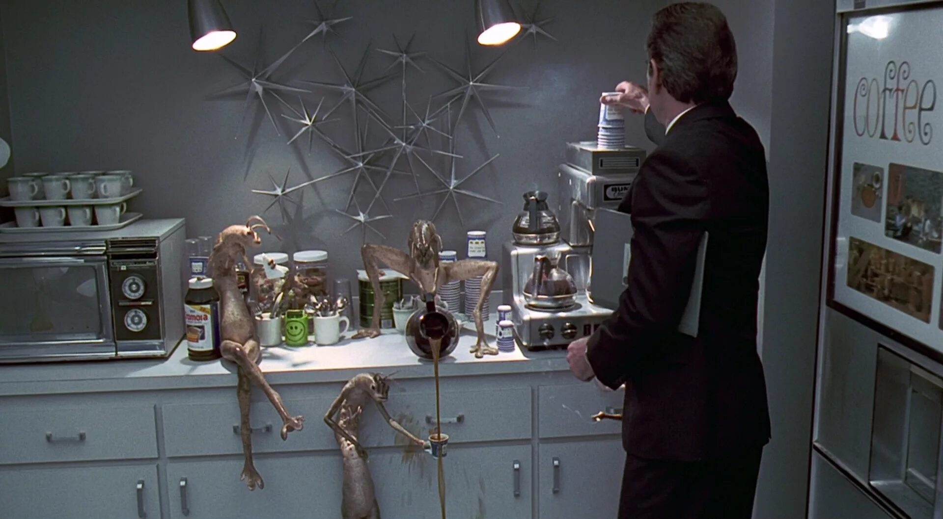 Червяки с фильма люди в черном. Люди в черном мультфильм инопланетяне. Люди в черном инопланетяне пьющие. Люди в черном 3 пришельцы. Черви люди в черном фильм.