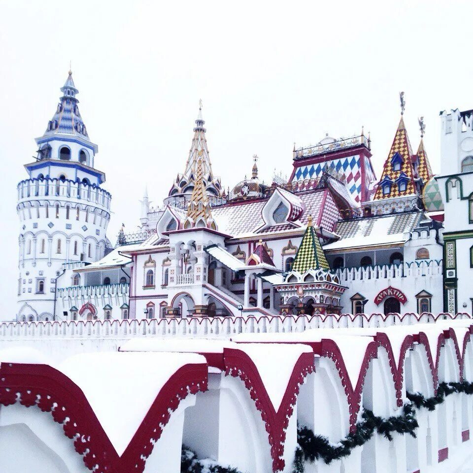 Измайловский кремль дедушкин чердак. Чучело масленицы. Елка в измайловском кремле. Измайловский кремль москва. Измайловский кремль конференции.