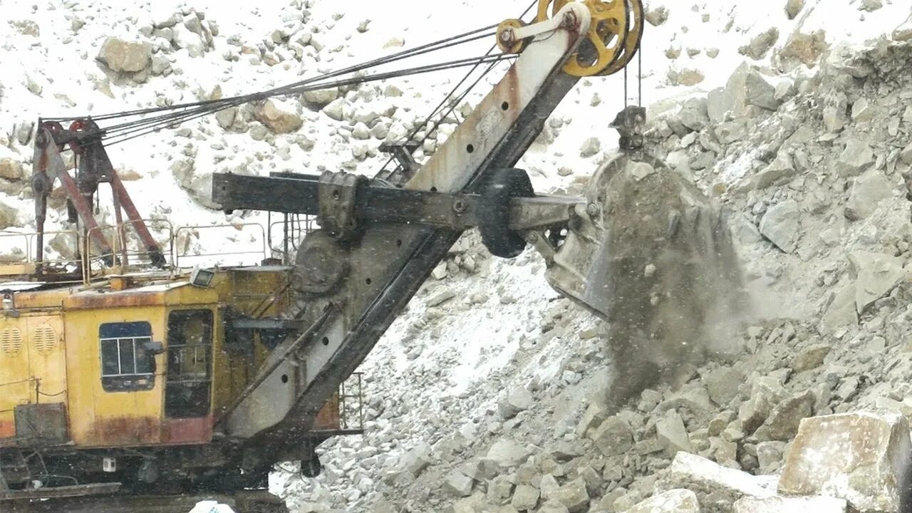 Ковш экскаватора. Профессия экскаваторщик. Hitachi ex1200-7. Машинист экскаватора карьер. Белаз машина.