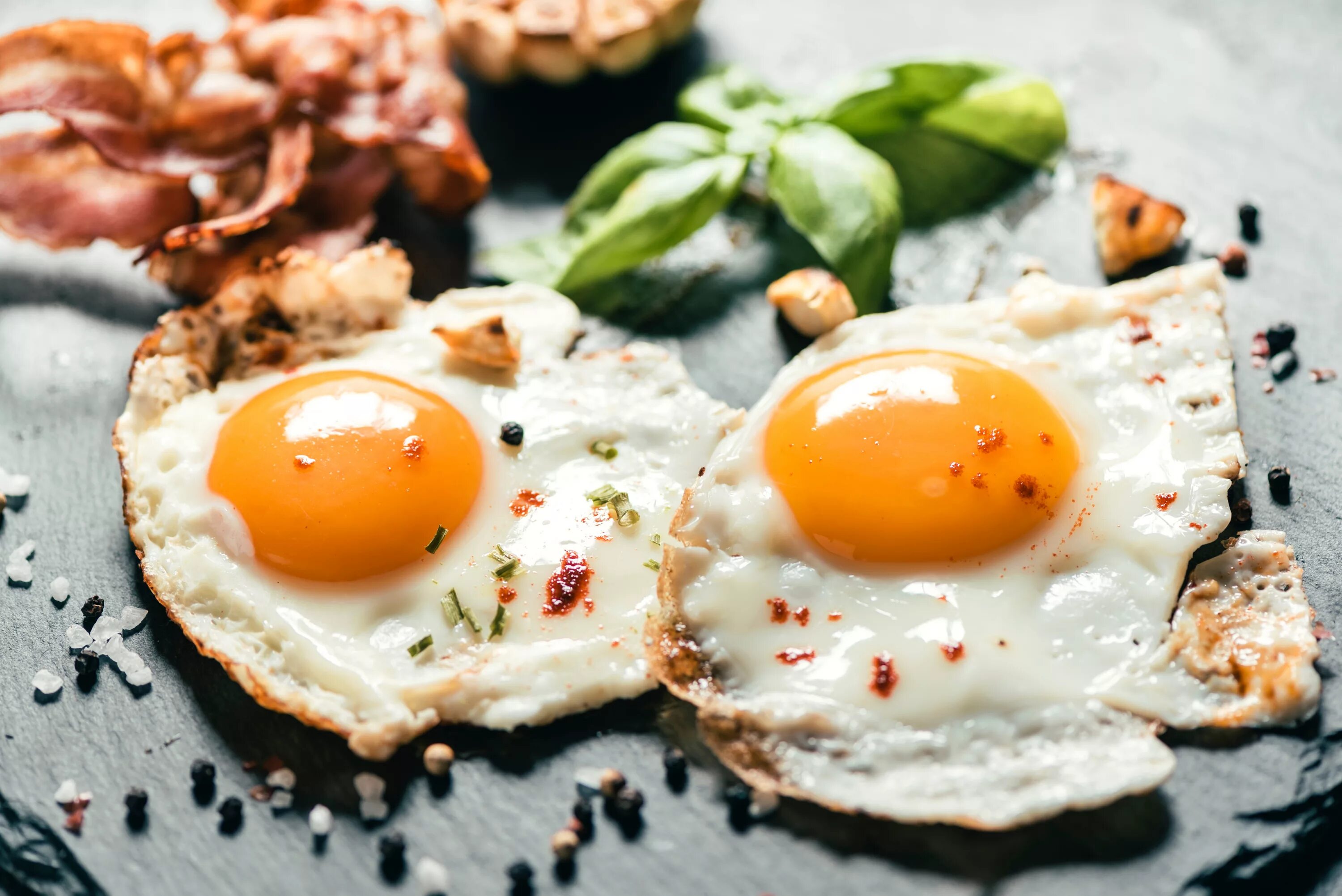 Two eggs. Яичница омлет глазунья. Яичница 2 глазунья. Глазунья из 2 яиц. Жареные яйца.