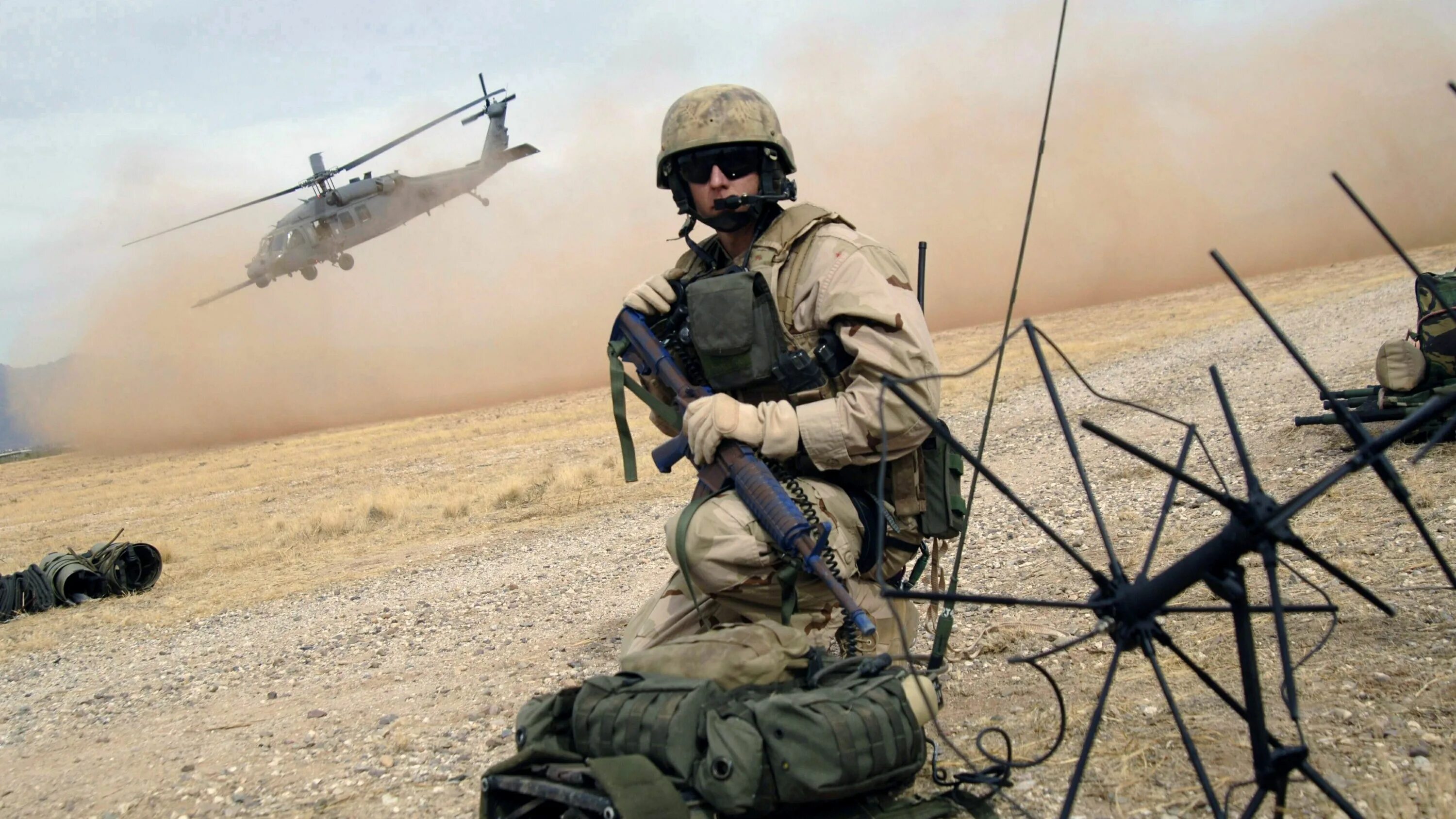 Soldiers radio. Армия США ВВС. Вооружение ВВС армии США. Военные в пустыне. Американская пустынная для военных.