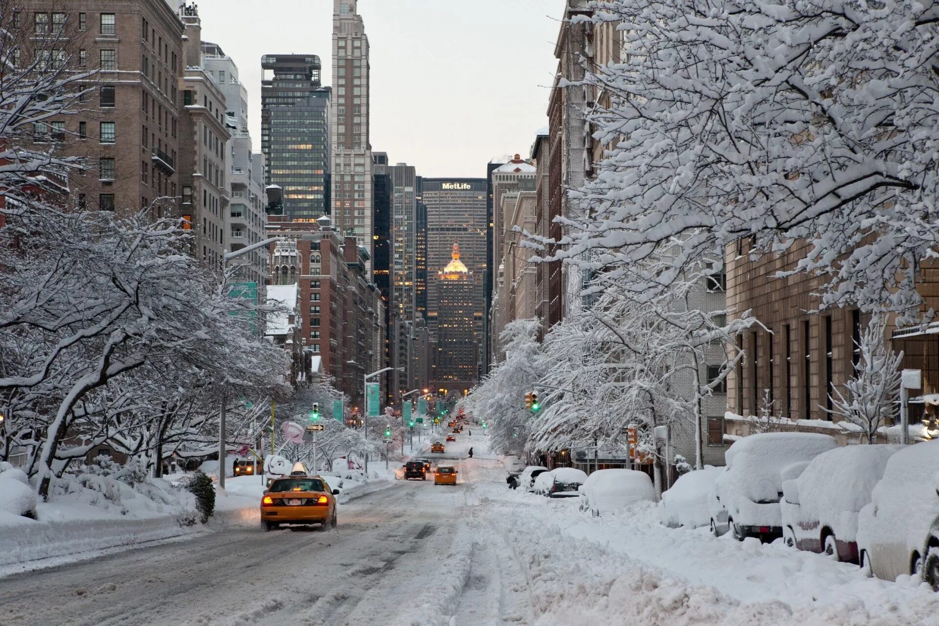 Города где зимою. Нью-Йорк Квинс улицы зимой. Зимний Нью-Йорк 5 Авеню. Нью-Йорк Манхеттен улицы снег. Нью Йорк зимний Манхэттен.