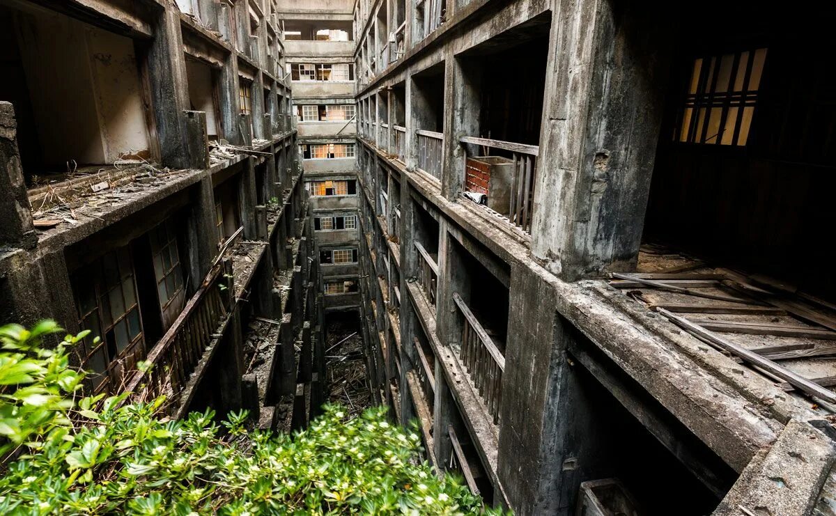 Abandoned village reclamation. Остров Хасима Япония. Город призрак Гункандзима Япония. Япония заброшенный город-остров Ганкаджима. Хашима остров-призрак.