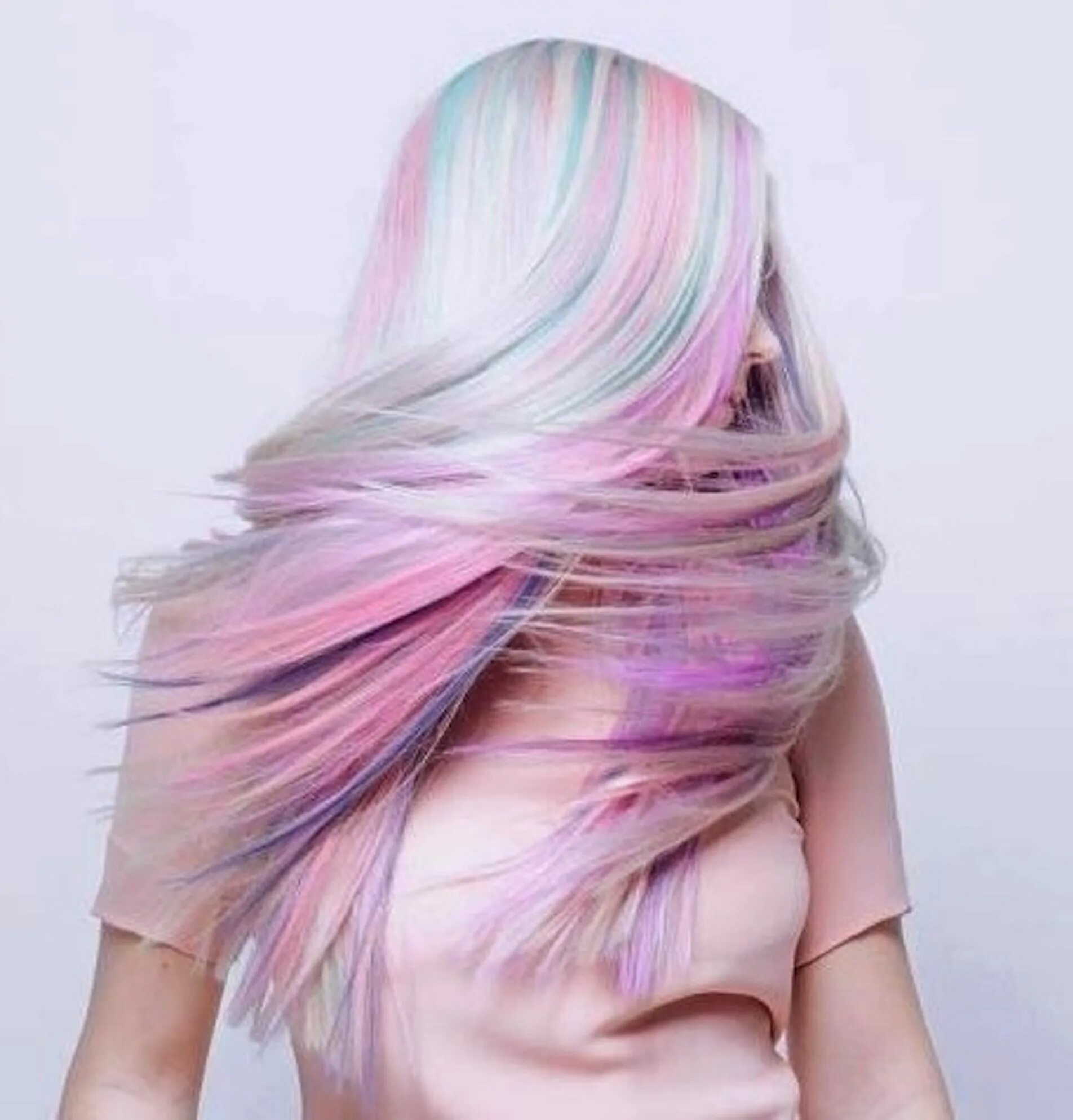 Перламутровые девушки. Разноцветные волосы. Разноцветное окрашивание волос. Яркое окрашивание волос. Прическа с розовыми прядями.