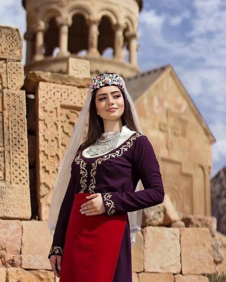 Армянский национальный костюм Сирушо. Армянка в национальном костюме. Армянская одежда женская. Армянская девушка в национальном костюме.