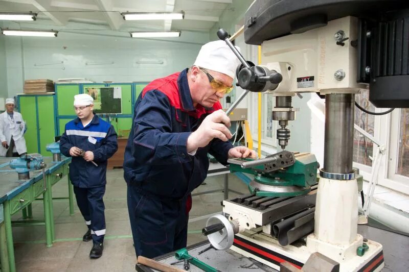 инженер киповец. слесарь-ремонтник нефтепромыслового оборудования.