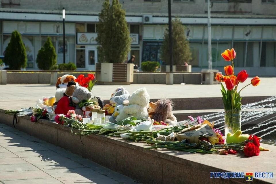 Похороненные в волгограде. Похороны девочек в Волгограде. Похороны баскетболисток в Волгограде. Здоровья погибшим. Прощание с девочками в Волгограде.