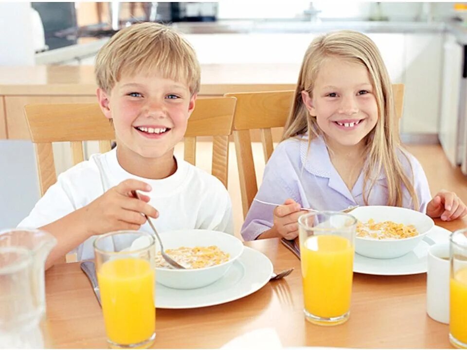 Чем завтракать перед школой. Дети за столом. Здоровый завтрак для школьника. Здоровый и полезный завтрак для малышей. Полезный завтрак для школьника.