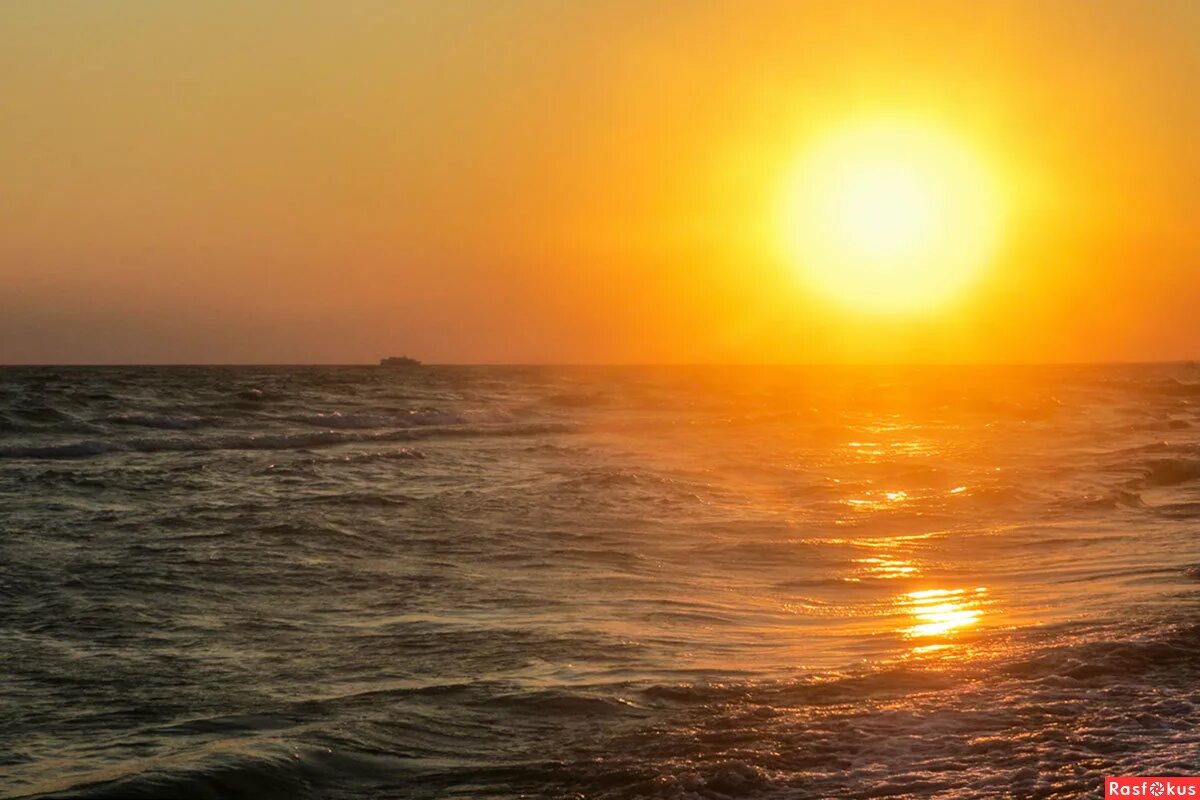 солнце село ниже. солнце село. заходящее солнце. закат на море. солнце село.
