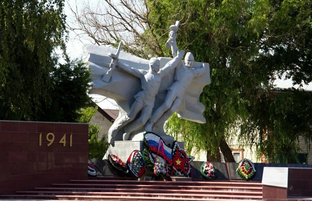 Новороссийск усть лабинск. Вечный огонь Усть-Лабинск. Памятник вечный огонь Усть-Лабинск. Памятники Усть Лабинска. Памятники города Усть-Лабинска.