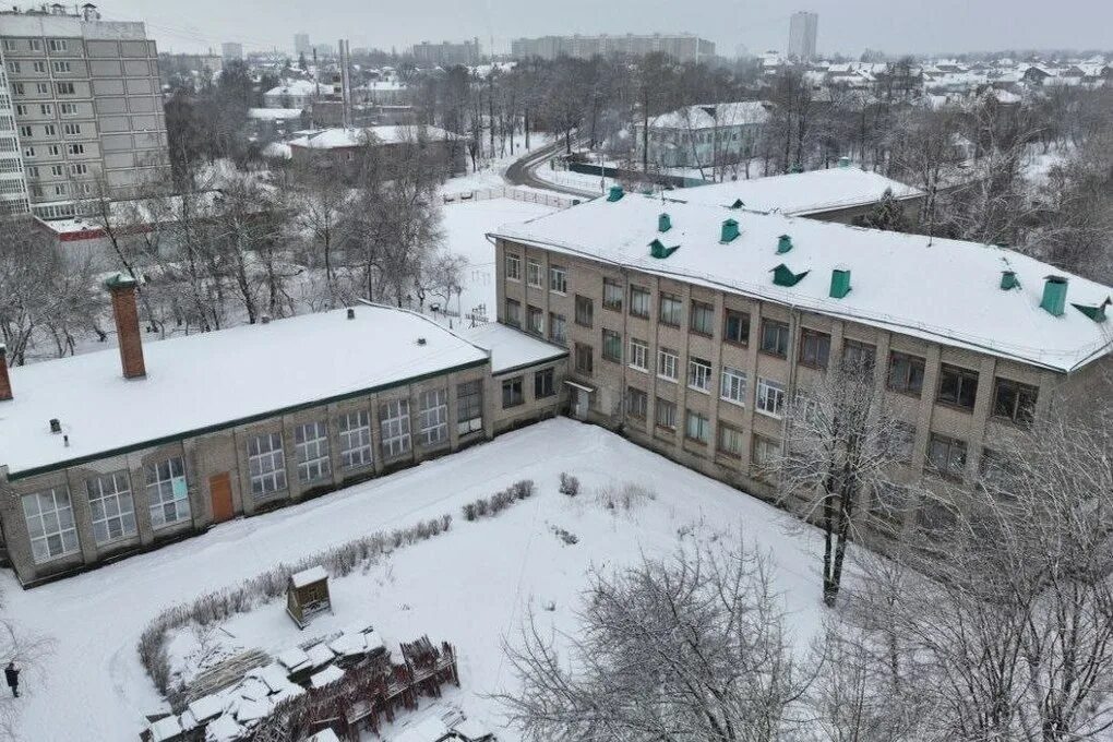 Школа 3 серпухов. Детский сад ладушки серпухов. Школа 78 омск. Благоустройство до и после. Наружная стена школы.