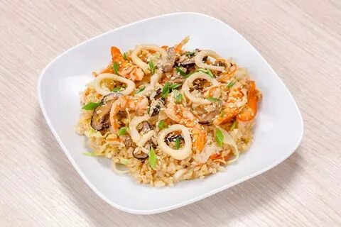 Кальмар с овощами и соусом