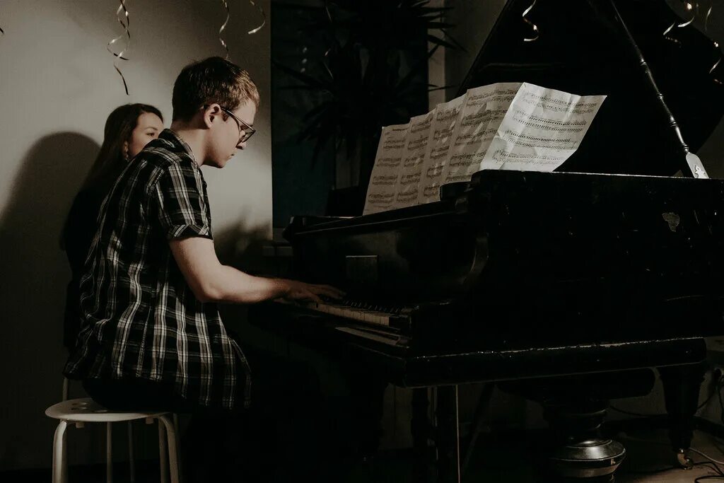 современная музыкальная школа. рояль пианист. музыкальный мастер класс. уроки фортепиано москва. уроки фортепиано москва.