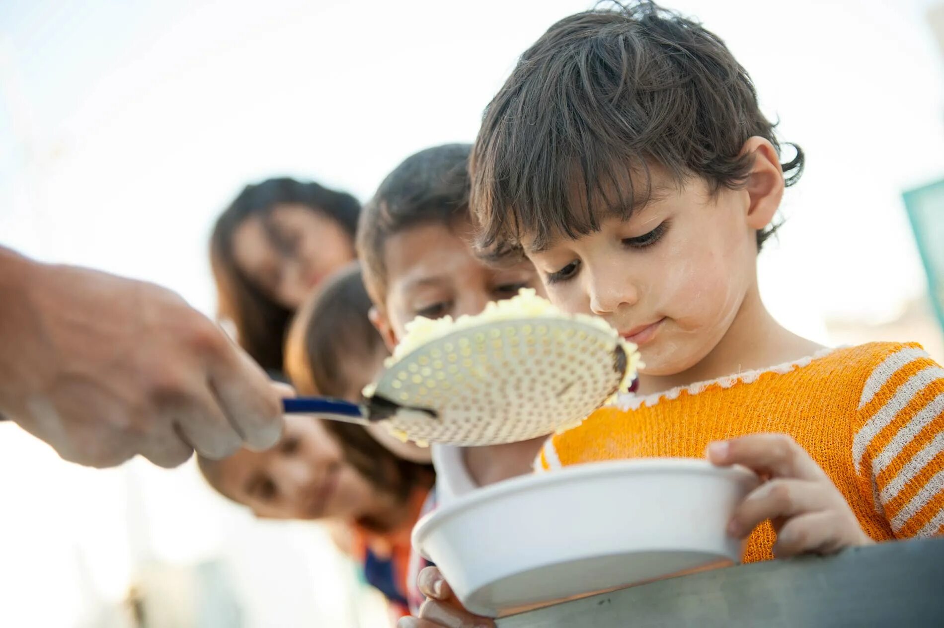 Starving help. Благотворительность детям. Feeding the poor.