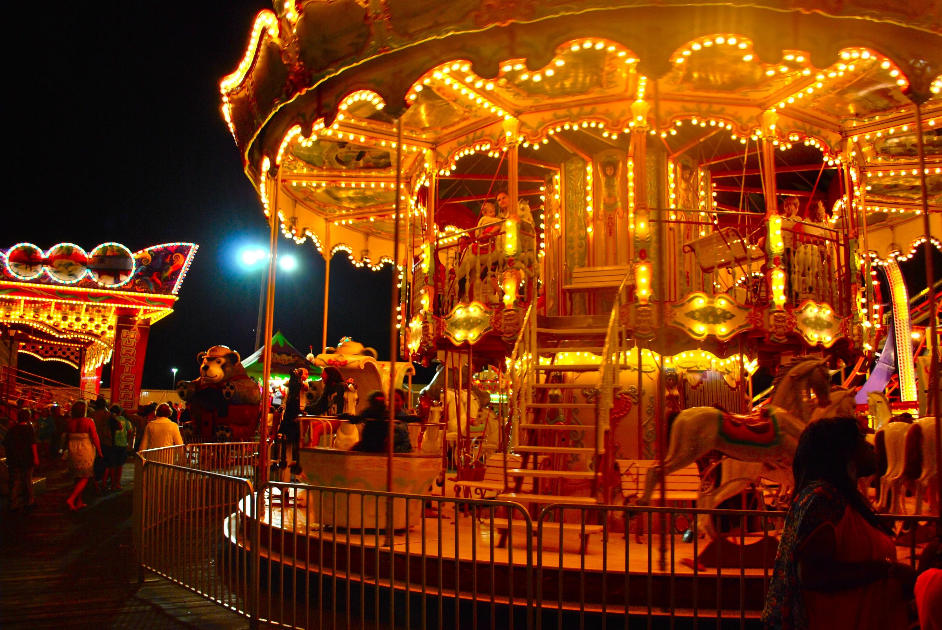 Everybody go round round. Мерри го раунд. Merry go Round Карусель. Merry go Round аттракцион. Фонарик для аттракциона.