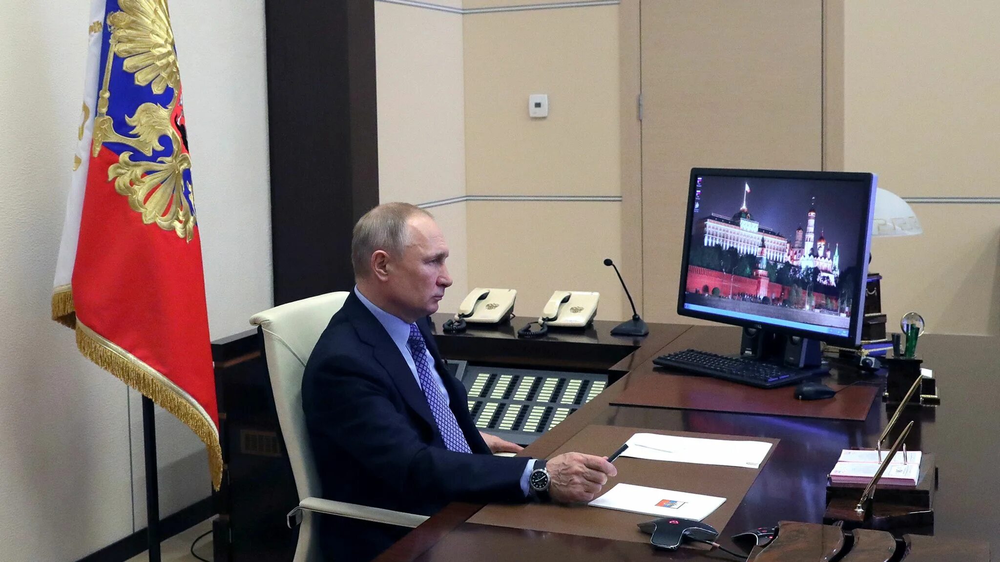 Главные новости политика видео. Компьютер Путина в кабинете.