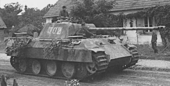 A fresh Panther platoon going through some training on the eastern front. Photo 