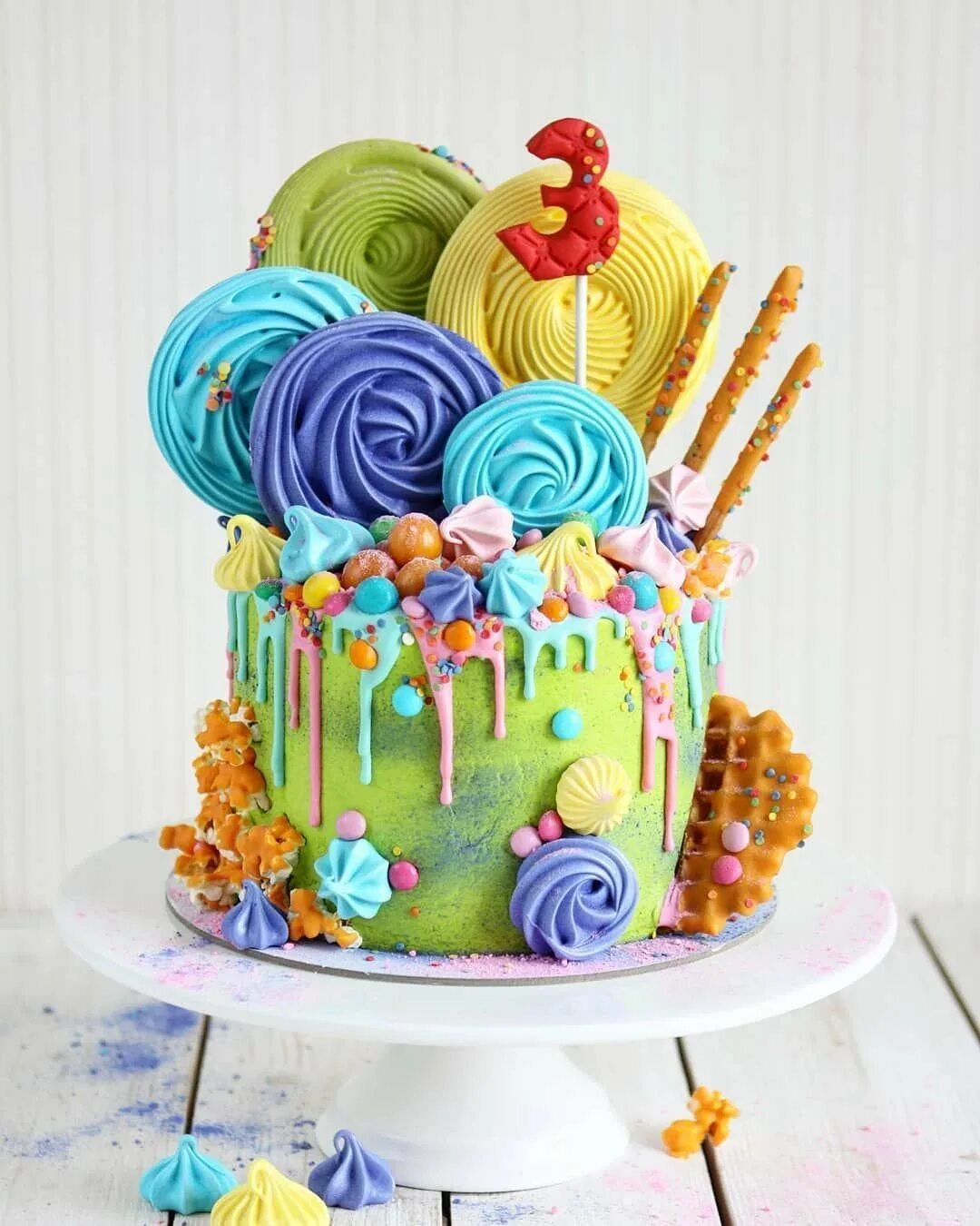 Торт на день рождения своими руками мальчику. Декор детского торта. Украшение торта сладостями. Дкрор для детского торта. Декор торта сладостями.