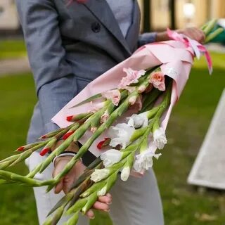 Гладиолусы в цветочном магазине