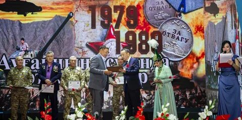 Қолғаппен анальный секс