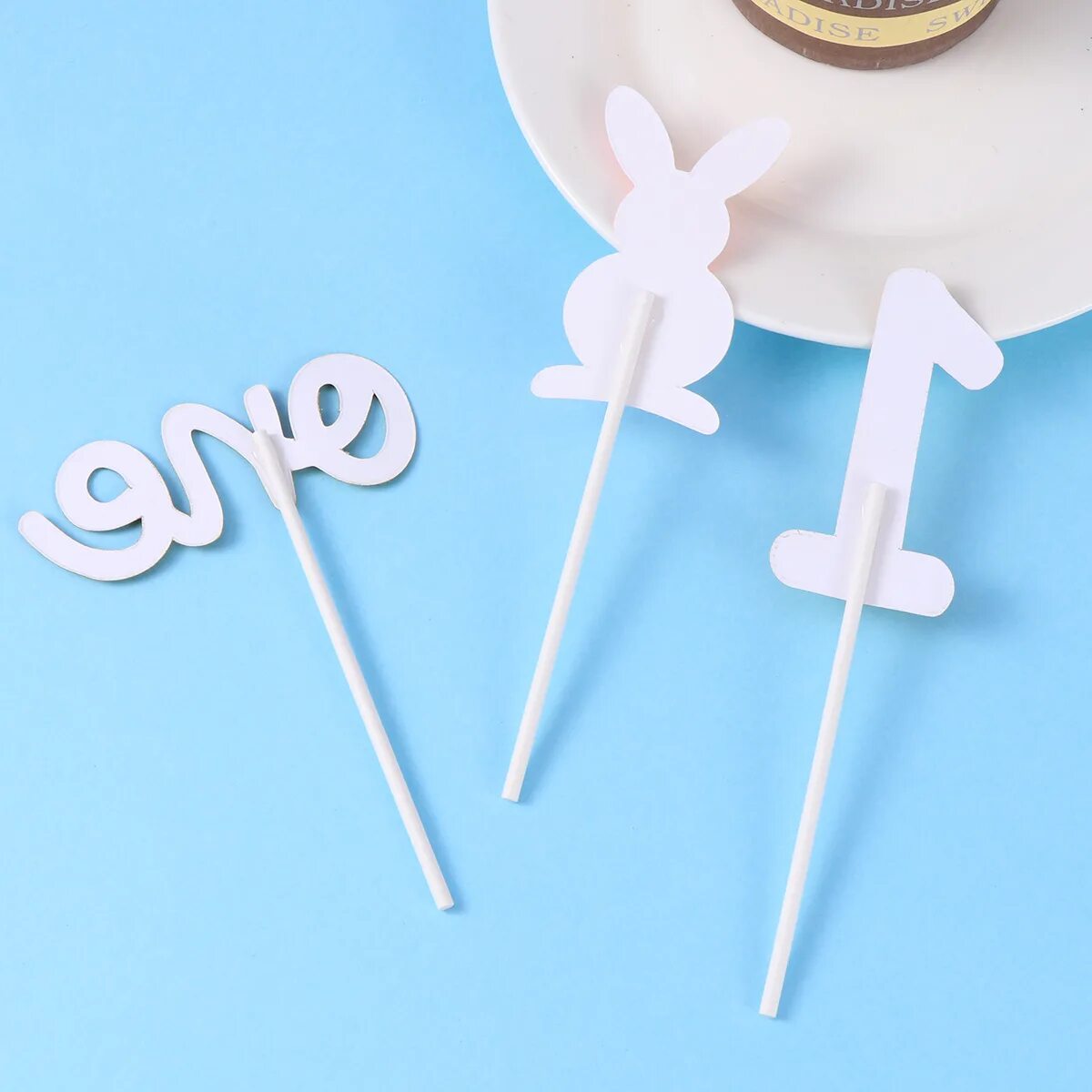 Топперы на торт из сахарной бумаги. Топпер для торта из фоамирана. Топперы. Топпер лав на торт. Топпер для торта.