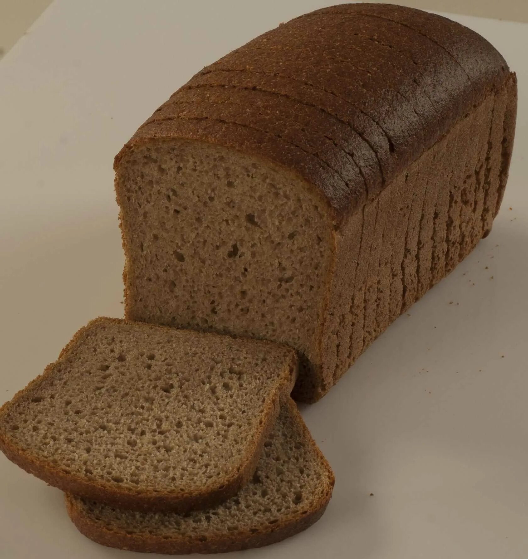 Хлеб российский. Черный хлеб. Низкокалорийный хлеб. Ржаной хлеб фото.