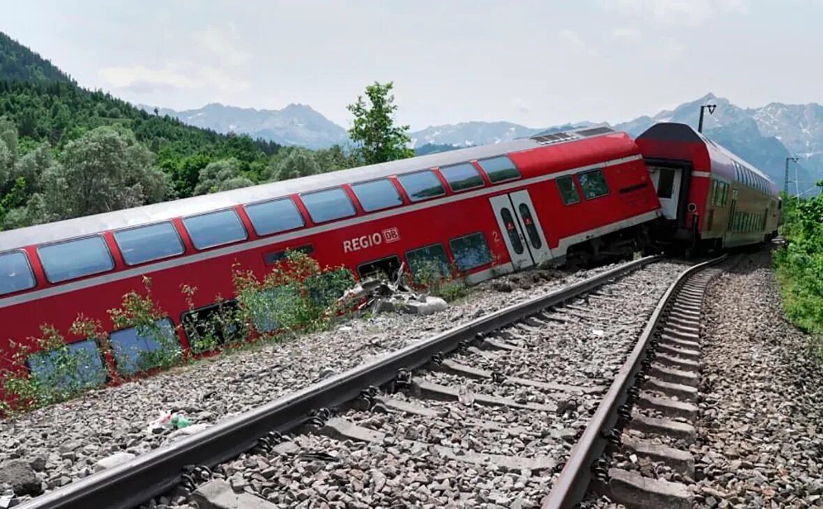 Поезда пошли. Аварии в Германии крушение поезда. Поезда Германии. Крушение пассажирского поезда. Поезд Бавария.