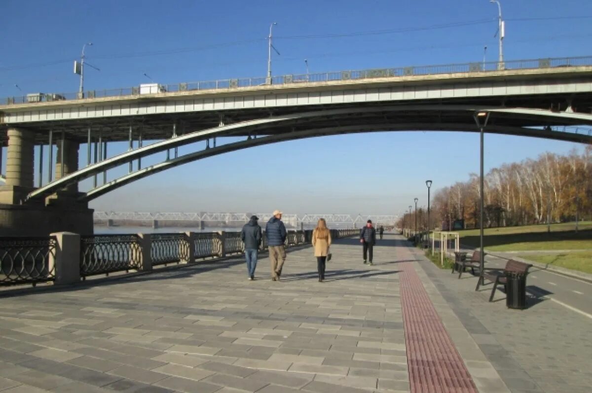 Что сегодня на набережной в новосибирске. Михайловская набережная новосибирск. парк михайловская набережная новосибирск. мост на набережной новосибирск. михайловская набережная коломна.