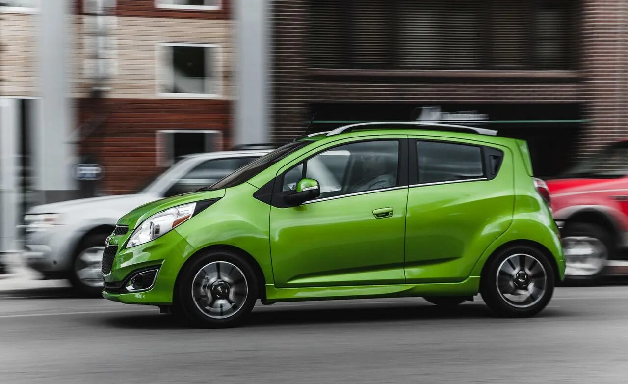 Обои на спарк про 10. Chevrolet Spark Razmer. Спарк габариты. Chevrolet Spark Wallpaper. Chevrolet Spark ev с открытыми дверьми.