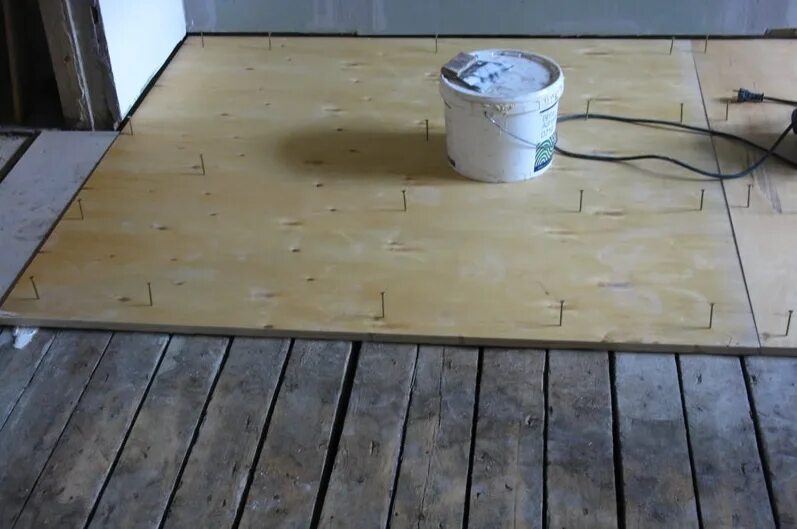 Сколько сохнет ламинат. Укладка ОСБ на бетонный пол под ламинат. Настил фанеры на пол. Фанера на OSB на пол. Выровнять деревянный пол.