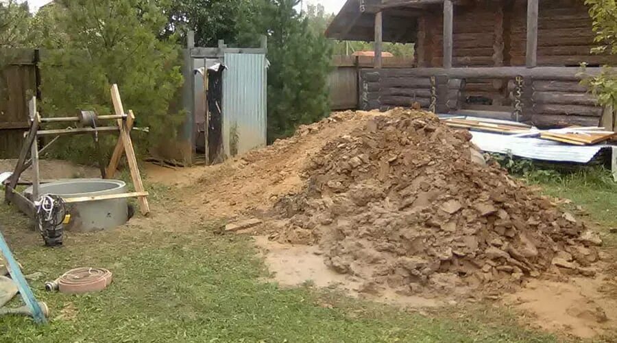 Куда девать глину после копки. Глина после копки колодца. глина на участке. земля от копки колодца. вывоз глины после копки колодца.