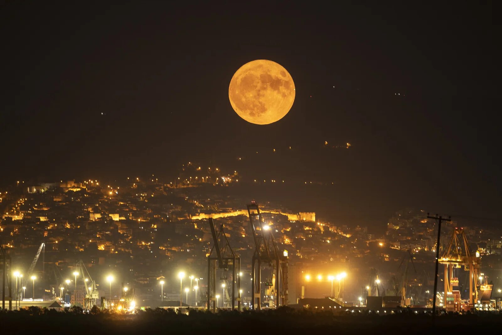 Суперлуние в 2021. Греция суперлуние. Самая большая Луна. Большая Луна 14 ноября маил ру новости.