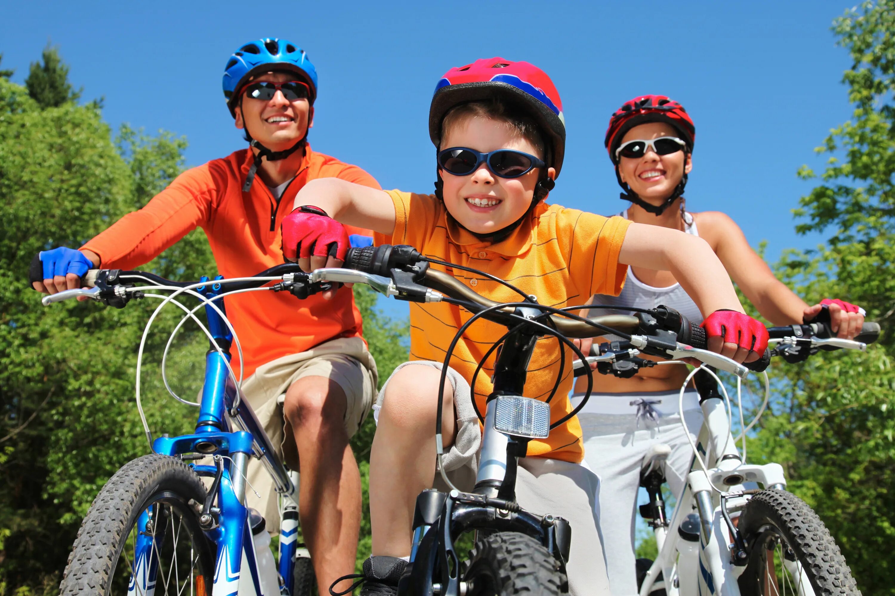 The children ride bikes. Велосипеды для всей семьи. Дети с велосипедом. Подросток на велосипеде. Катание на велосипеде.