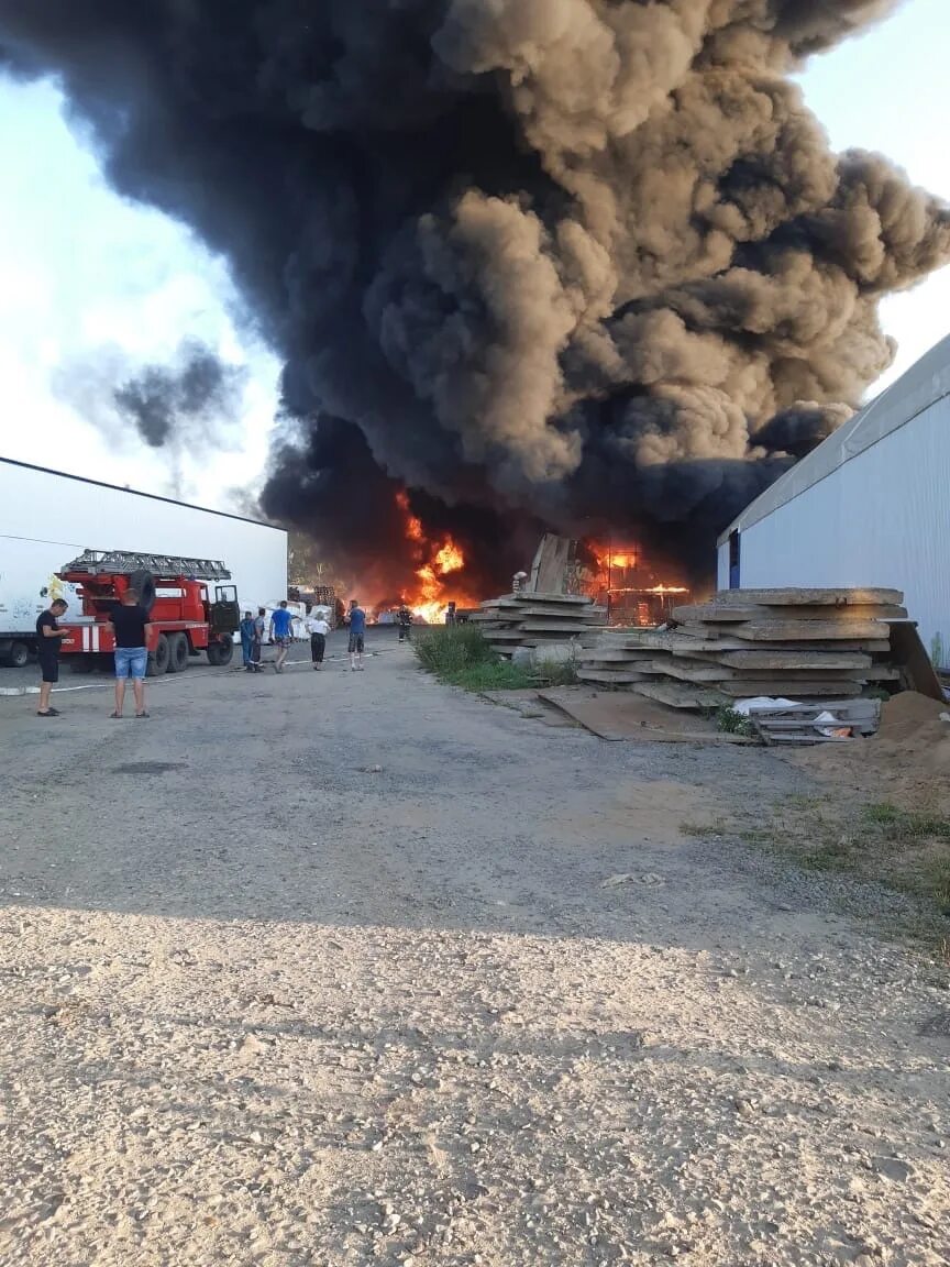 Пожар на заводе. Пожарный завод. Пожар в городе. Горящий склад.