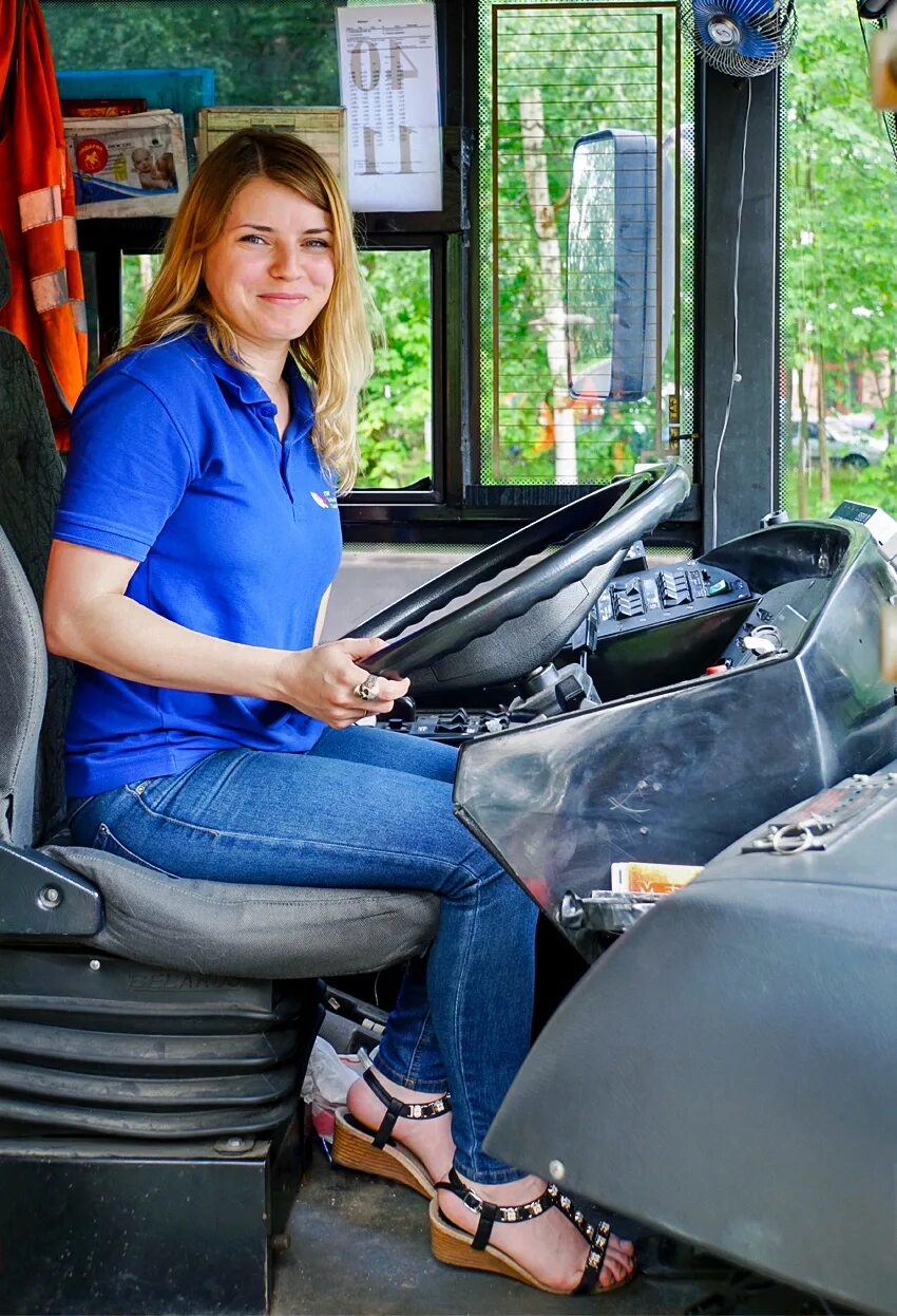 Девушка водитель автобуса. Женщина водитель троллейбуса. Водитель трамвая троллейбуса