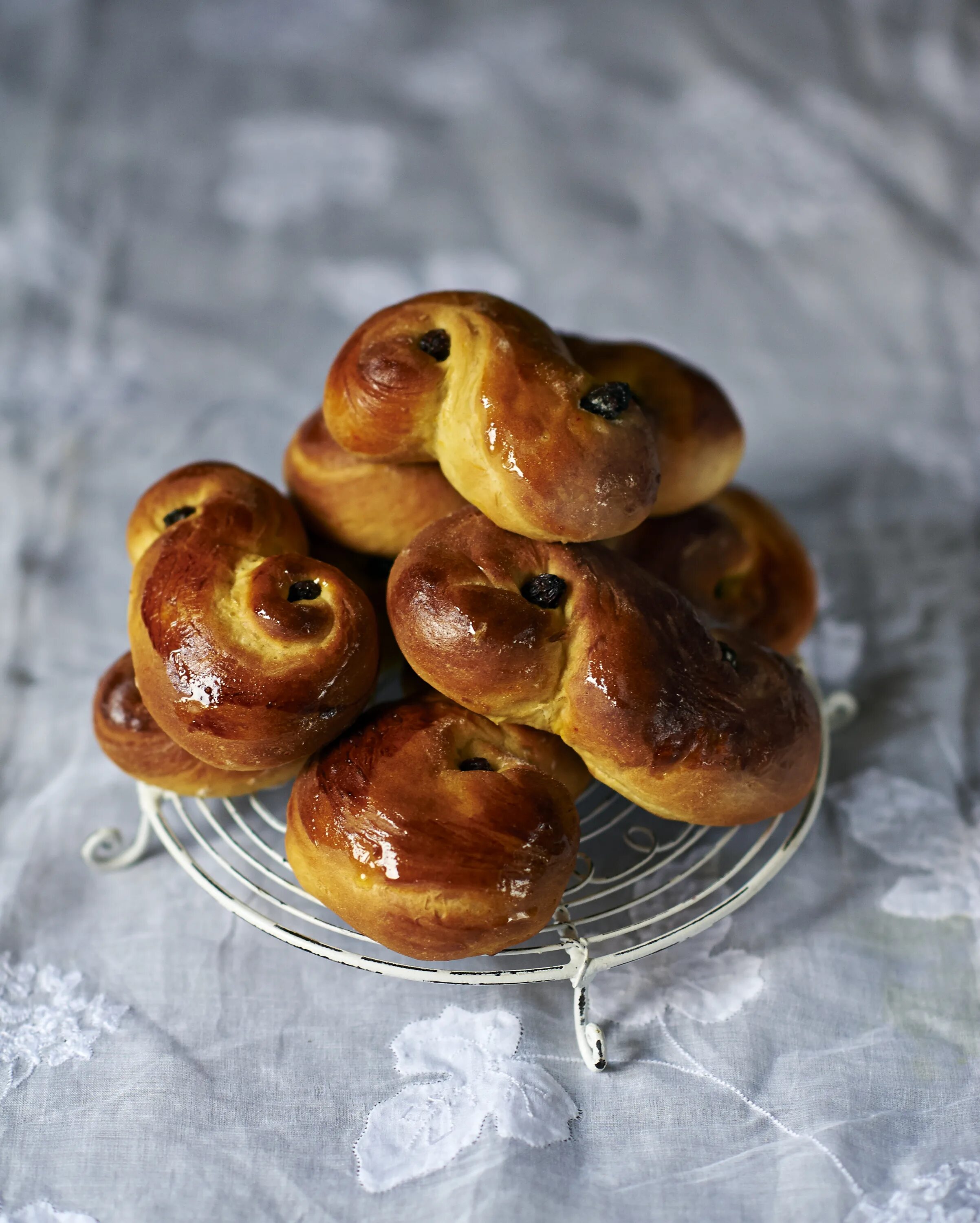 Шведские булочки. Булочки с изюмом. Сдобные булочки с изюмом. Маленькие булочки с изюмом.