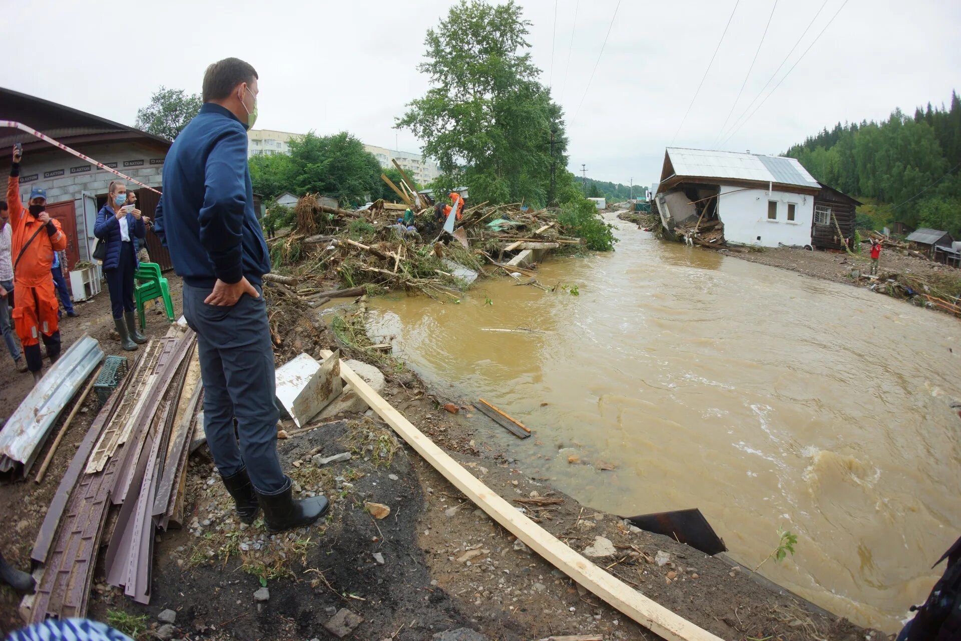Потоп нижние Серги 2020. Наводнение в нижних Сергах Свердловской области. Нижние Серги наводнение 2020. Ликвидация последствий наводнения. Новотроицк паводок сегодня