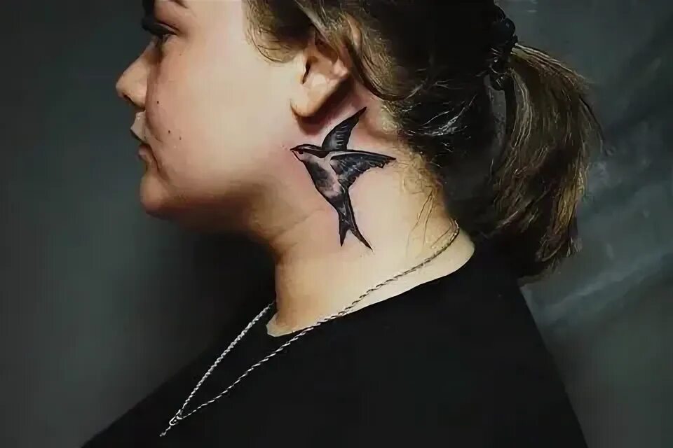 Nfne yf itt для мужчин ласточки. Тату ласточка. Тату ласточка на шее. Тату ласточка на шее. Тату ласточка.